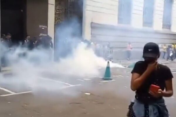 Professores são alvo de bombas de efeito moral e gas de pimenta no Rio de Janeiro durante protesto
