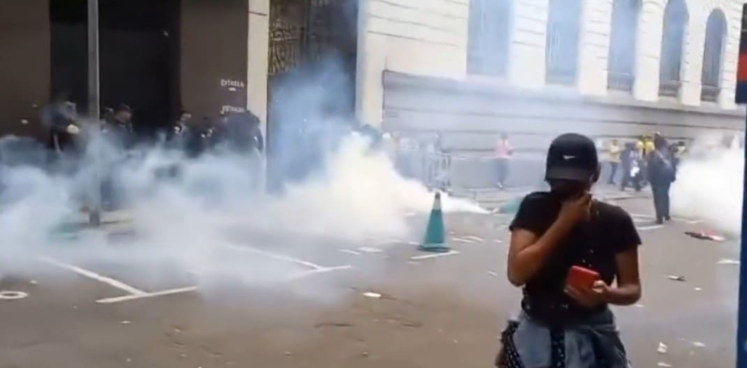 Professores são alvo de bombas de efeito moral e gas de pimenta no Rio de Janeiro durante protesto