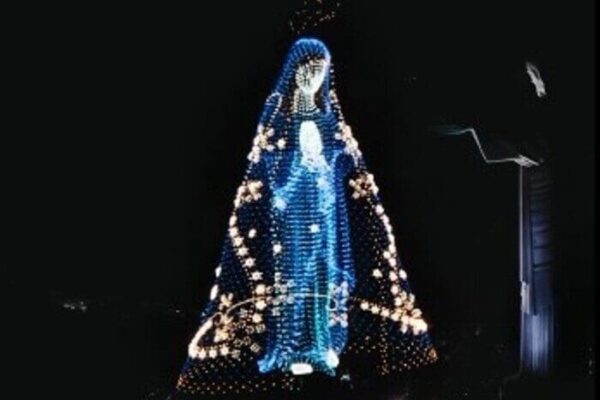 Projeção de drones no Rio de Janeiro mostra Nossa Senhora Aparecida abraçando o Cristo Redentor em homenagem ao Dia das Mães