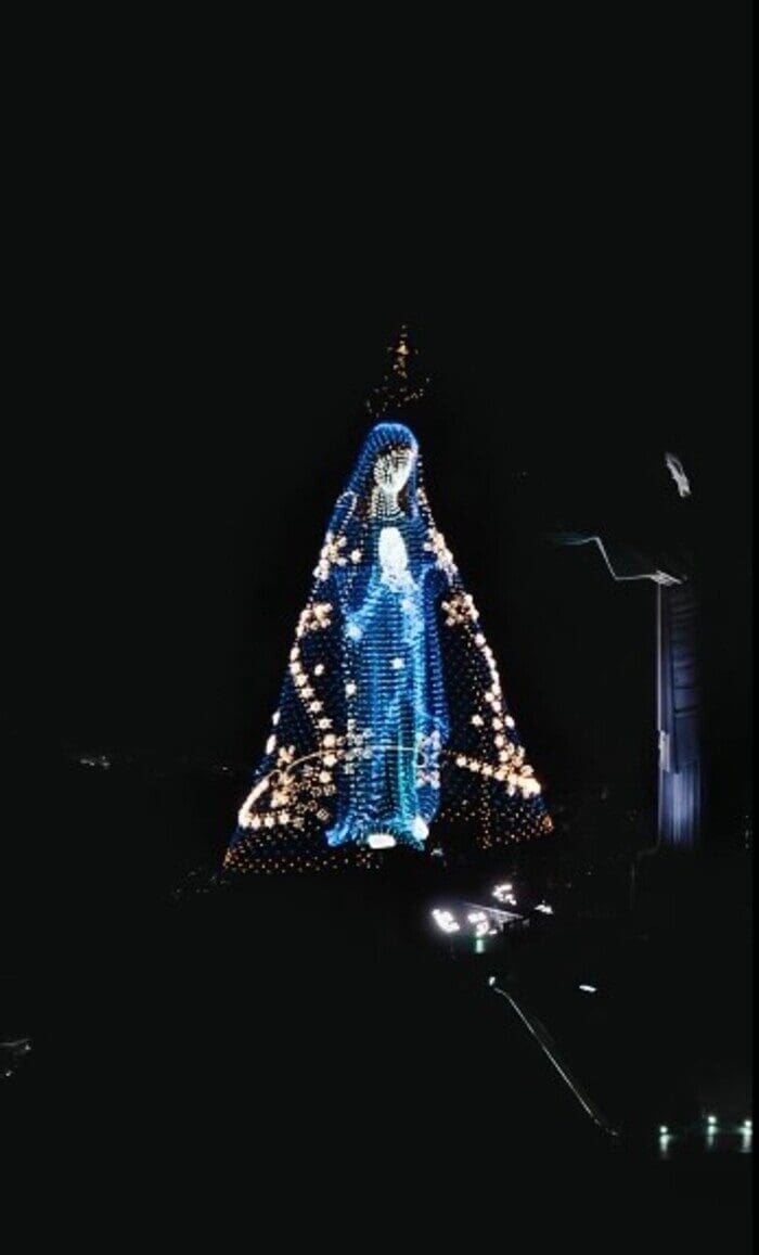 Projeção de drones no Rio de Janeiro mostra Nossa Senhora Aparecida abraçando o Cristo Redentor em homenagem ao Dia das Mães