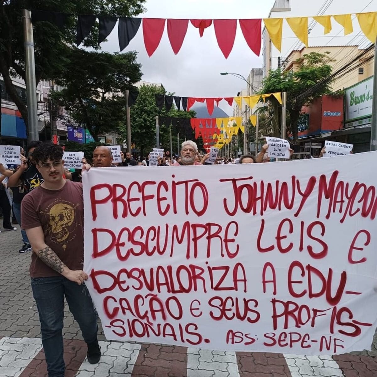 Protesto Educadores de Nova Friburgo contra o prefeito Johnny Maycon