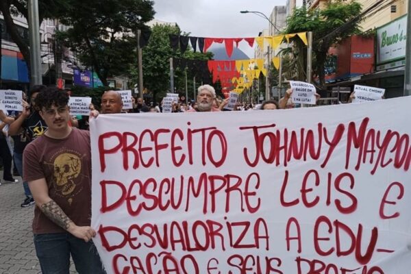 Educadores protestam contra Johnny Maycon e deixam prefeito constrangido