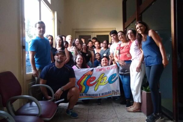 Protesto de Educadores contra péssimas condições de trabalho e baixo salário