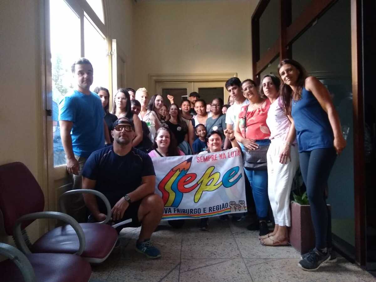Protesto de Educadores contra péssimas condições de trabalho e baixo salário