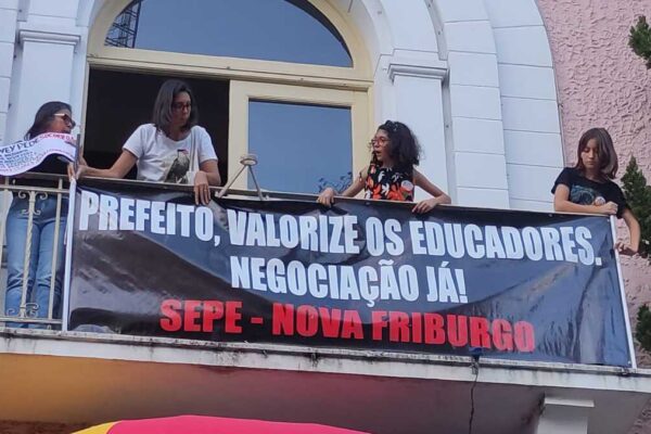 Protesto de Educadores contra péssimas condições de trabalho e baixo salário
