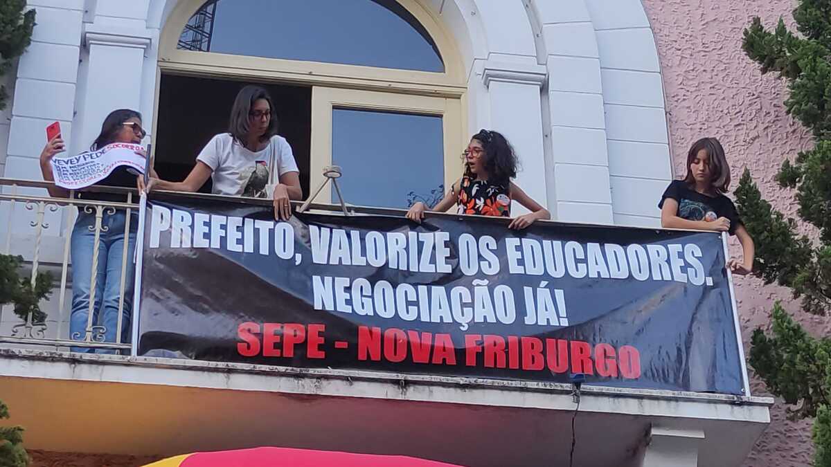Protesto de Educadores contra péssimas condições de trabalho e baixo salário