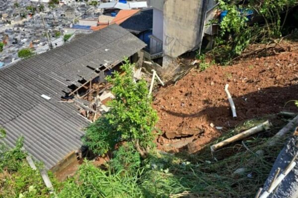 Queda de barreira no bairro do Cordoeira, em Nova Friburgo, faz Defesa Civil interditar cinco casas