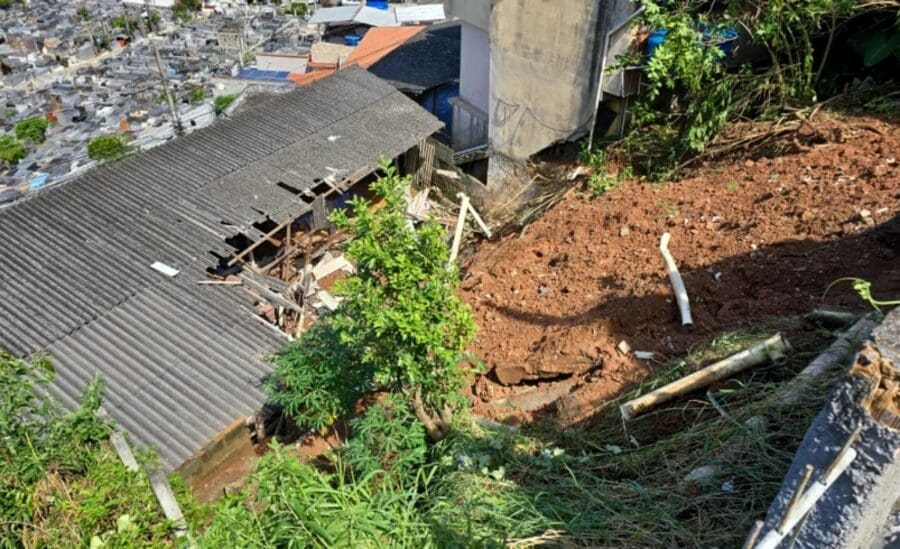 Queda de barreira no bairro do Cordoeira, em Nova Friburgo, faz Defesa Civil interditar cinco casas