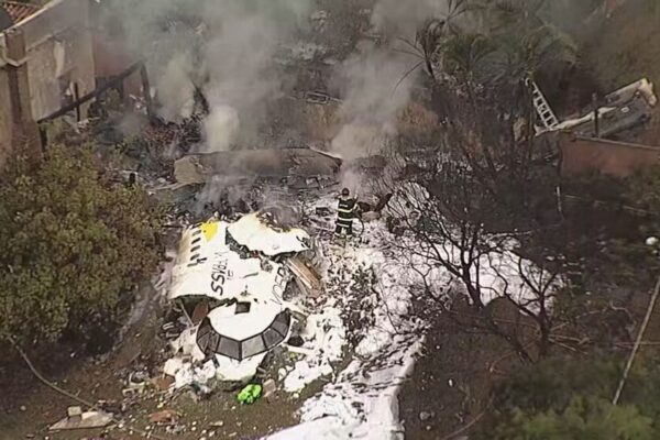 Queda do aviao em Vinhedo - Aeronave caiu dentro de casa, mas não atingiu residencia - Imagens TV Globo