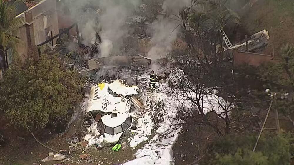 Queda do aviao em Vinhedo - Aeronave caiu dentro de casa, mas não atingiu residencia - Imagens TV Globo