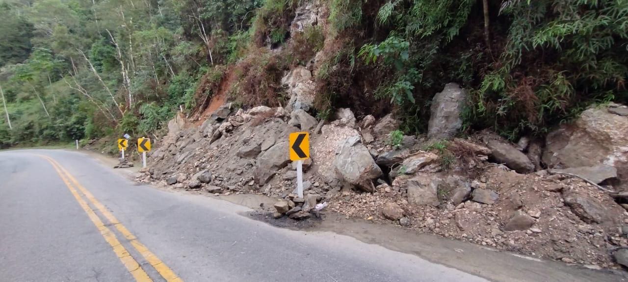 RJ 142 trecho na altura do Poço Feio onde aconteceu queda de barreira proximo a Lumiar em Nova Friburgo (3)