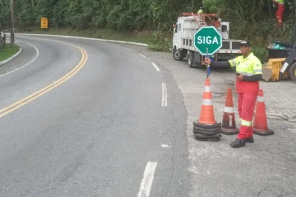 poda de árvores RJ-116, trânsito Pare e Siga RJ-116, manutenção RJ-116, Nova Friburgo trânsito, Rota 116 poda de árvores, trânsito Theodoro de Oliveira, obras RJ-116 hoje, segurança viária RJ-116, planejamento viagem RJ-116, trânsito Região Serrana RJ, manutenção rodovia RJ-116, galhos rodovia RJ, Rota 116 Nova Friburgo, RJ-116 notícias