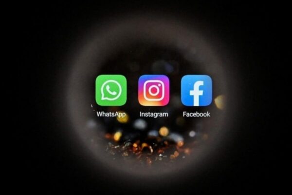 Redes sociais como Whatsapp, Facebook e Instagram ficaram fora do ar - Foto Kirill KUDRYAVTSEV - AFP