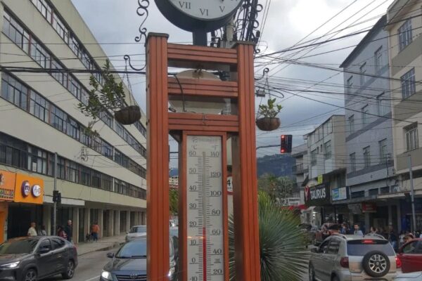 Relógio com termômetro analógico é depredado em Nova Friburgo