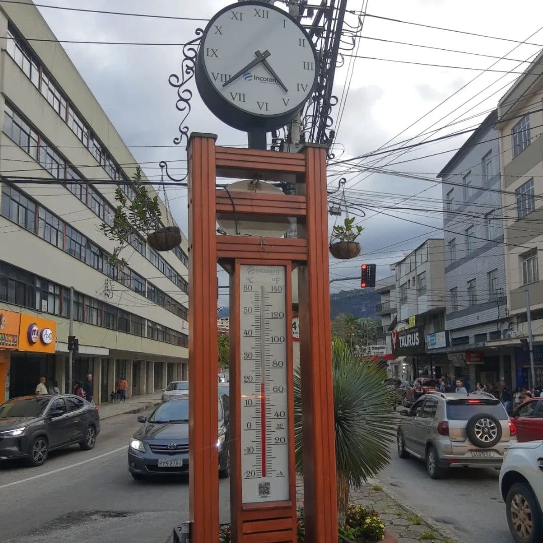 Relógio com termômetro analógico é depredado em Nova Friburgo