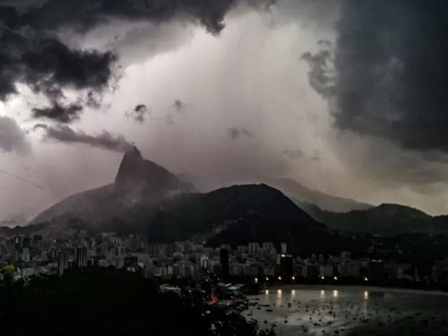 Rio de Janeiro e cidades vizinhas da Baixada Fluminense e regiões serrana e metropolitana têm previsão de chuva