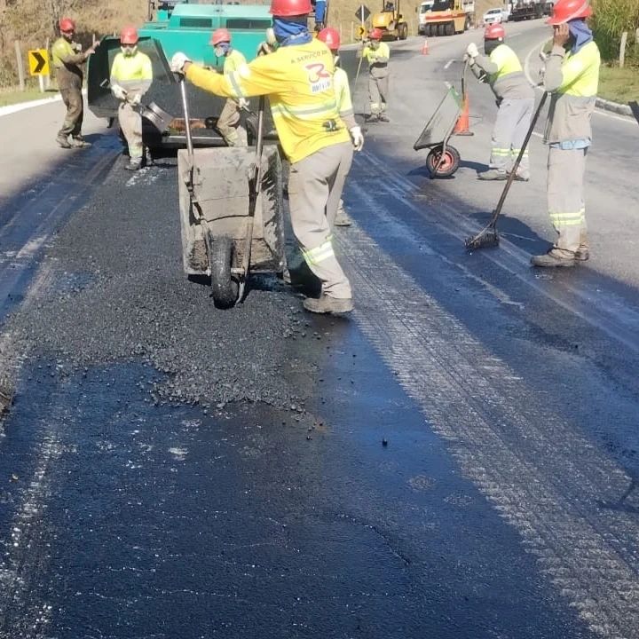 Rj 116 passa por intervenção no asfalto - Trecho funciona em meia pista (1)