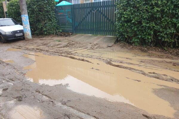 Rua no Vale dos Peões em Lumiar está a um passo de isolamento total com falta de manilhamento adequado