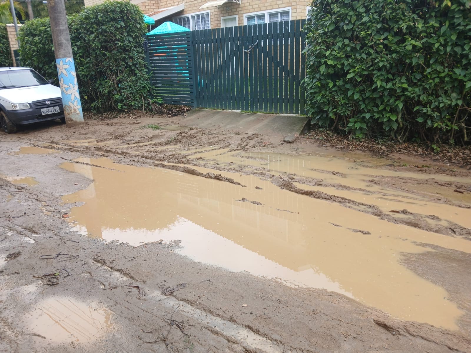 Rua no Vale dos Peões em Lumiar está a um passo de isolamento total com falta de manilhamento adequado