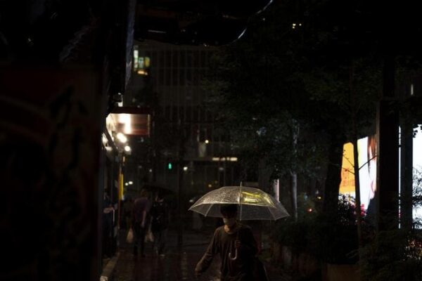 Ruas escuras em Nova Friburgo após Johnny Maycon usar verba da taxa de iluminação pública para Natal 2023 entre outros eventos