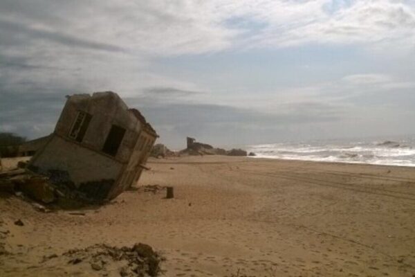 Ruínas de Atafona, em São João da Barra, onde o mar vai consumindo a cidade do Norte Fluminense (14)