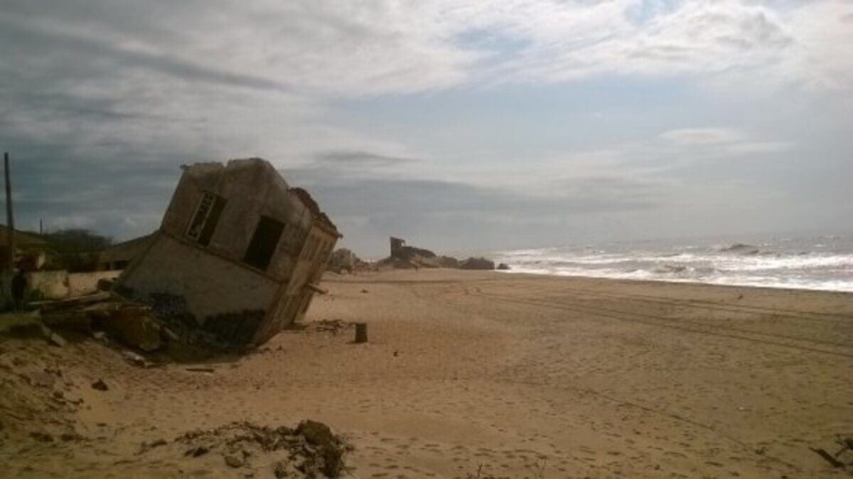 Ruínas de Atafona, em São João da Barra, onde o mar vai consumindo a cidade do Norte Fluminense (14)
