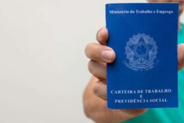 São centenas de oportunidades de emprego em Nova Friburgo - Jovem segura Carteira de Trabalho
