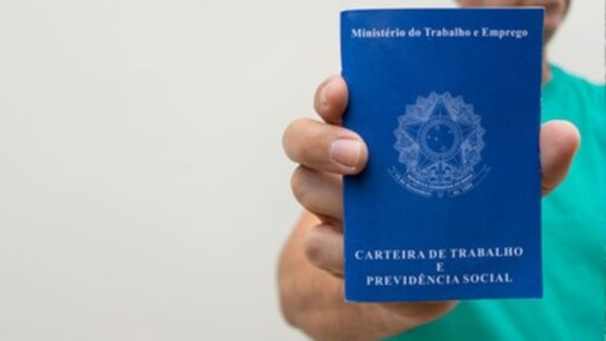 São centenas de oportunidades de emprego em Nova Friburgo - Jovem segura Carteira de Trabalho