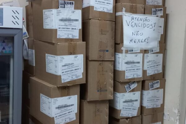 São cerca de 50 caixas com centenas de medicamentos fora da validade em Nova Friburgo