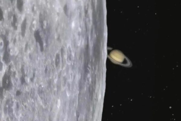Saturno surge atrás da Lua e é capturado em momento raro unico e surpreendente