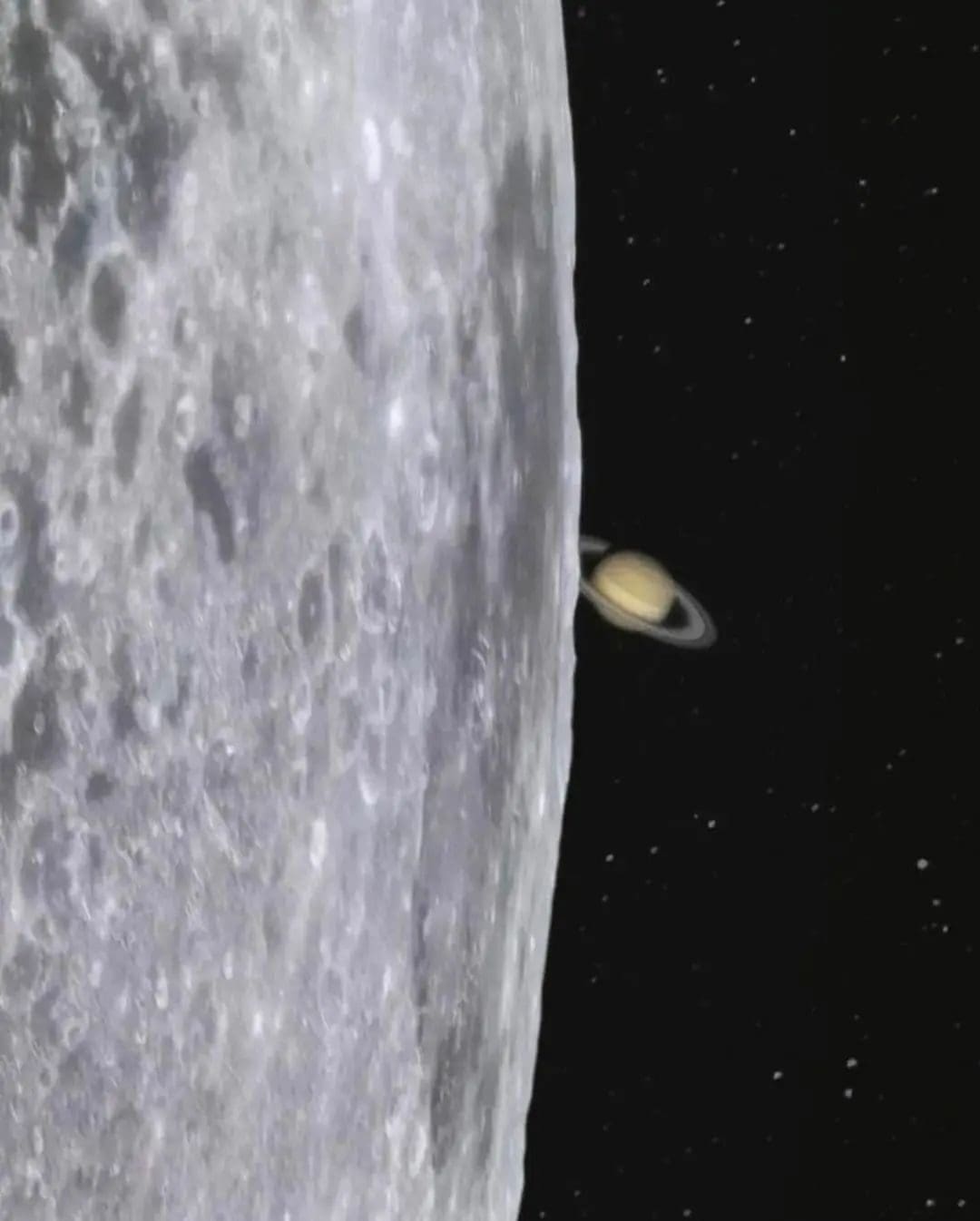 Saturno surge atrás da Lua e é capturado em momento raro unico e surpreendente