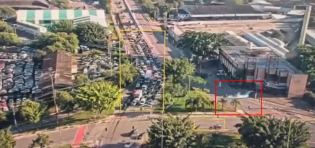 Momento exato da queda do avião na Barra Funda, Zona Oeste de São Paulo
