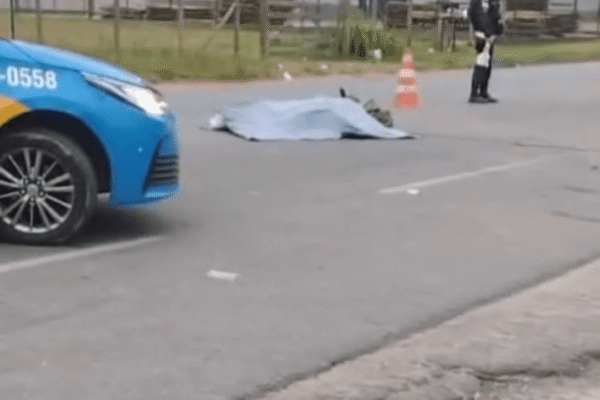 Corpo estendido no chão, após tragédia em Nova Friburgo