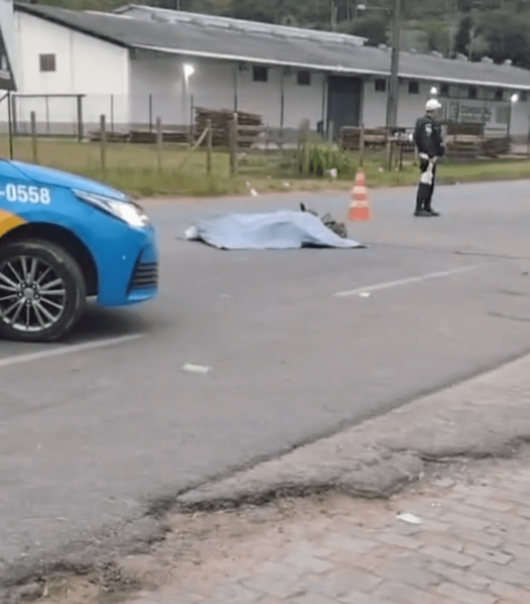 Corpo estendido no chão, após tragédia em Nova Friburgo