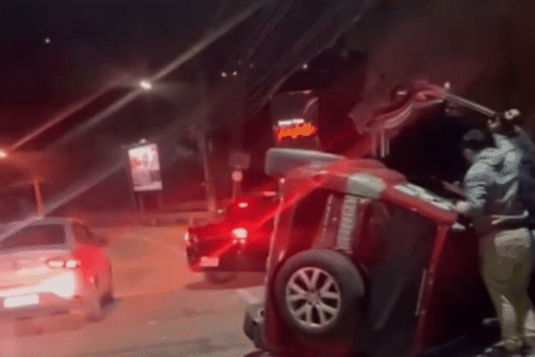 Pajero vermelho capota e bate em Córrego Dantas em Nova Friburgo na RJ 130. Ninguém ficou ferido
