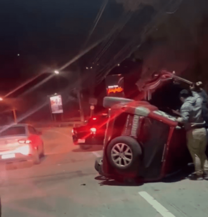 Pajero vermelho capota e bate em Córrego Dantas em Nova Friburgo na RJ 130. Ninguém ficou ferido