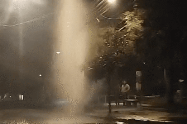 Vazamento foi provocado por tubulação rompida no bairro do Cônego, em Nova Friburgo