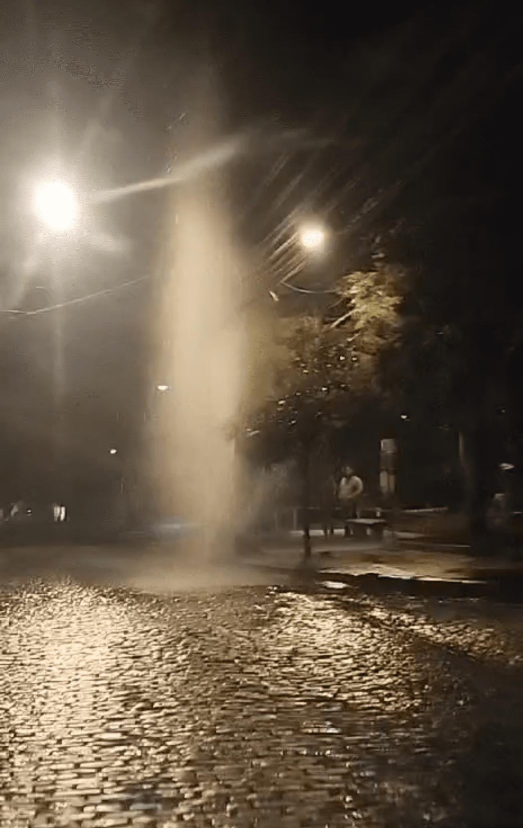 Vazamento foi provocado por tubulação rompida no bairro do Cônego, em Nova Friburgo