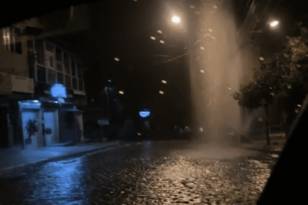 Vazamento foi provocado por tubulação rompida no bairro do Cônego, em Nova Friburgo