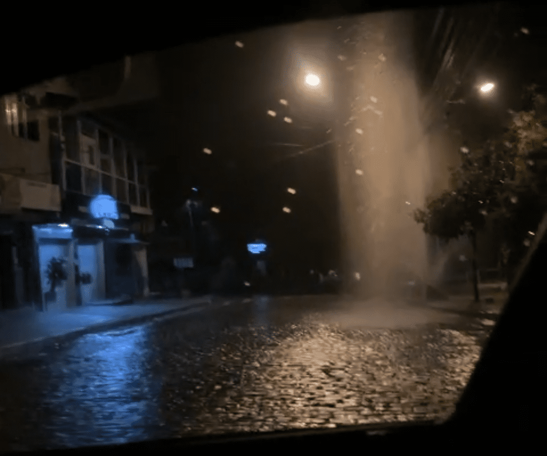 Vazamento foi provocado por tubulação rompida no bairro do Cônego, em Nova Friburgo