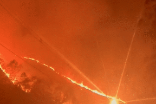 Lumiar, distrito de Nova Friburgo em chamas, após diversos focos de incêndio