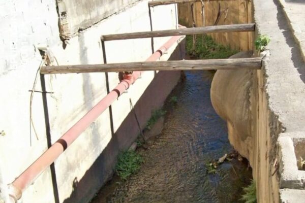 Duas pessoas ficam feridas após queda em córrego que estava sem proteção