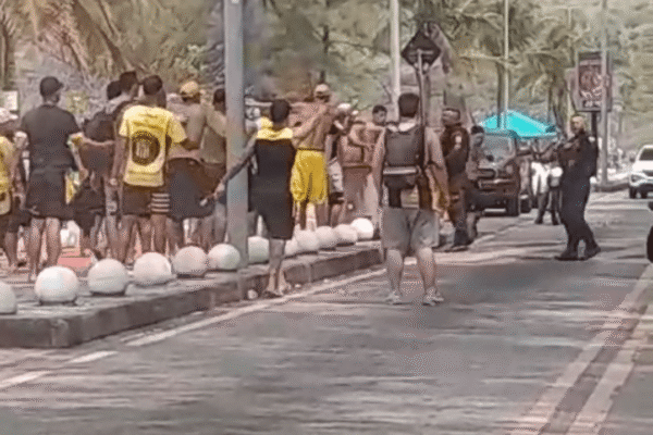 Briga entre torcedores do Flamengo e Penarol na Barra da Tijuca, no Rio de Janeiro