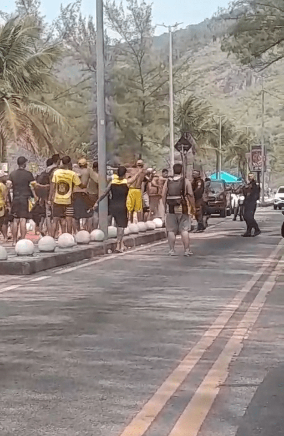Briga entre torcedores do Flamengo e Penarol na Barra da Tijuca, no Rio de Janeiro
