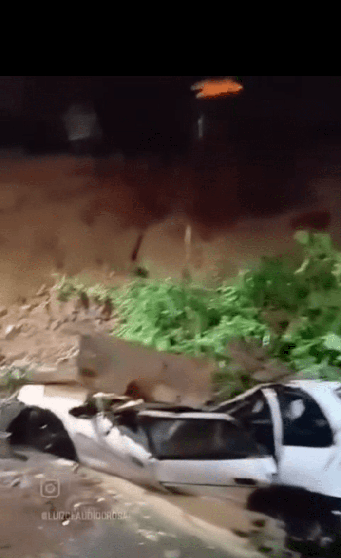 Deslizamento de terra em Bom Jardim deixa carros destruídos