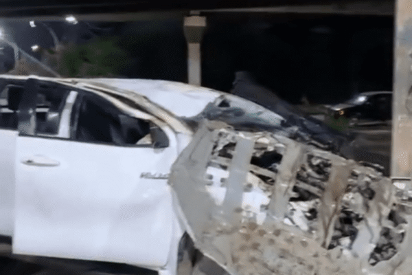 Acidente na Linha Vermelha, no Rio de Janeiro, deixa caminhonete destruída, nesta madrugada