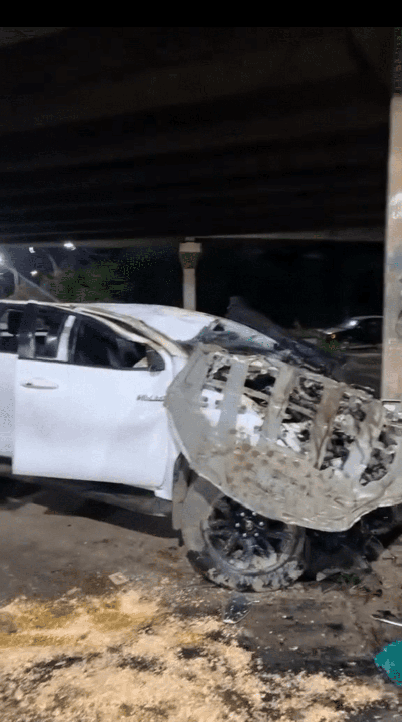 Acidente na Linha Vermelha, no Rio de Janeiro, deixa caminhonete destruída, nesta madrugada