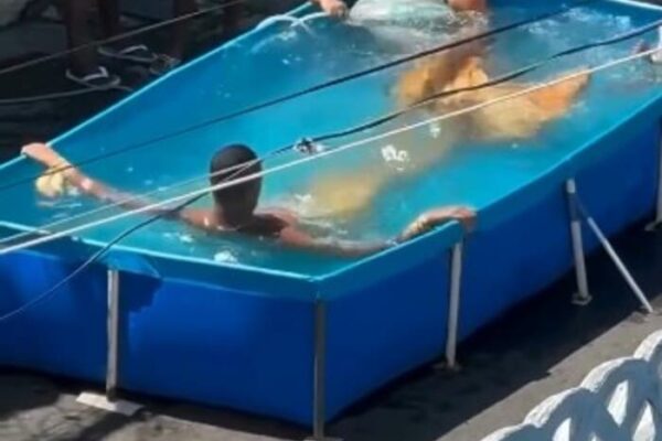 Sereia de Duque de Caxias viraliza ao encontrar solução para o calor