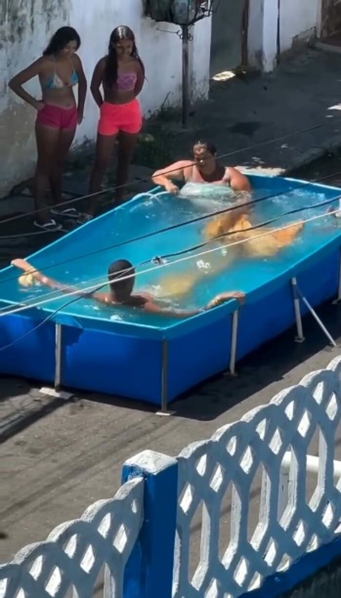 Sereia de Duque de Caxias viraliza ao encontrar solução para o calor