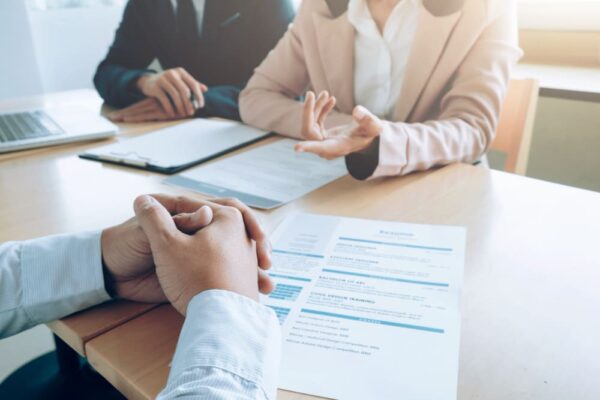Sindicato dos Trabalhadores da Indústria do Vestuário afirma que homologação da demissão deve ser feita com representantes de ambas as partes em sindicato